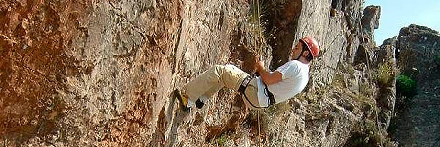 Practica escalada en El Parque Natural de la Sierra de Cebollera